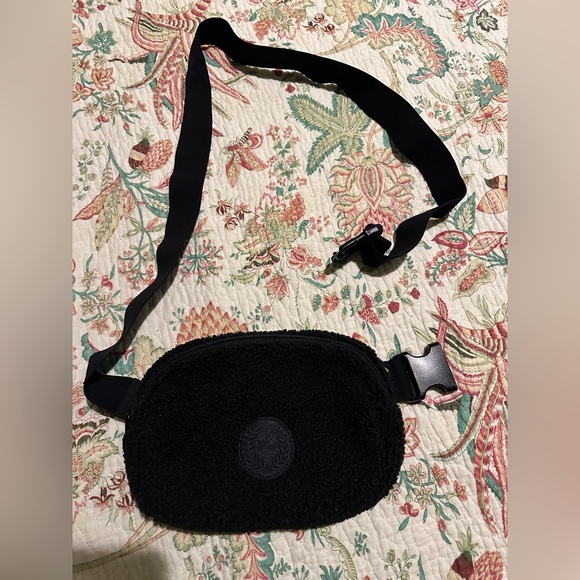 Victoria's Secret PINK Sherpa Cozy Fleece Fanny Pack Crossbody Black. Preowned - Picture 5 of 10